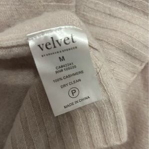 High quality 100% cashmere sweater. Turtle neck with a bottom flare